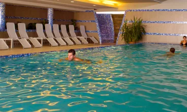 Hotel oferuje wewnętrzną strefa wellness z krytym basenem