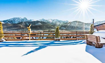 Z kompleksu Górskiego Pałacyku rozpościera się widok na góry