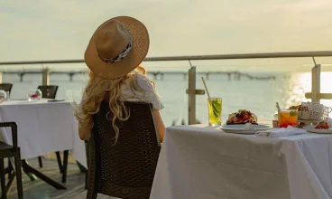 Z tarasu restauracji On Deck można podziwiać morze i plażę