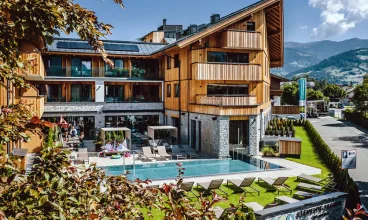 Hotel jest położony między górami, lodowcem i jeziorem