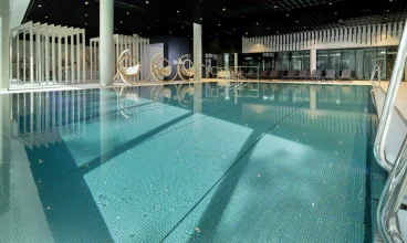 Hotel posiada wewnętrzną i zewnętrzną strefę wellness z basenami