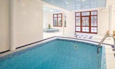 Goście mogą odprężyć się w krytym basenie