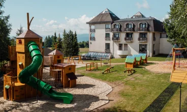 Dostępne są zjeżdżalnie, domki do zabawy i wieże do wspinaczki