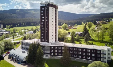 Hotel ma kształt wysokiej wieży, dzięki czemu pokoje oferują widok na góry