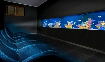 W wypoczywalni można podziwiać piękne akwaria z egzotycznymi rybami