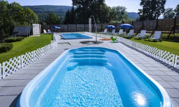 Latem życie przenosi się wokół zewnętrznych basenów