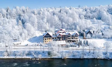 Obiekt znajduje się na południowym zboczu Wysokiej Góry (527 m n.p.m.)