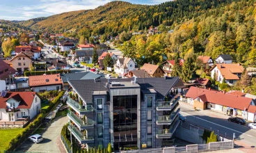 Z okien apartamentów rozpościera się widok na panoramę gór
