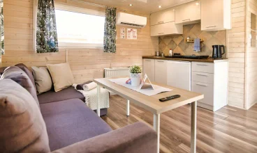 Tradycyjny domek składa się z salonu z aneksem kuchennym i oddzielnej sypialni