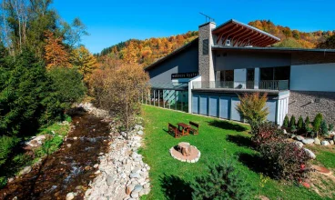 Zaraz przy hotelu płynie górski potok