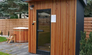 W ogrodzie mieści się wolnostojąca sauna oraz jacuzzi