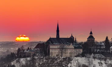 Obiekt znajduje się po drugiej stronie Wisły względem zabytkowego Sandomierza