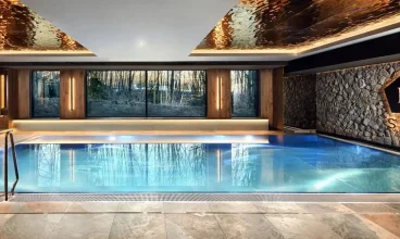 Hotel posiada luksusową strefę wellness z dwoma basenami oraz kompleksem saun