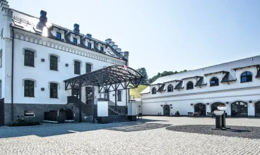 Wygodne, klimatyzowane pokoje urządzono w pałacu i dawnych stajniach