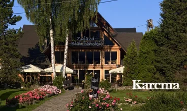 Zajazd oferuje regionalne jedzenie w tradycyjnej Karcmie