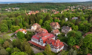 Hotel jest położony w zielonej okolicy sprzyjającej relaksowi