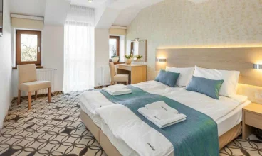 Wnętrza są wyposażone w TV, WiFi, sejf, lodówkę i zestaw do kawy i herbaty