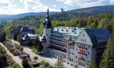 Jest pięknie położony w sudeckim uzdrowisku