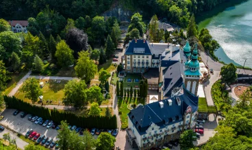 Hotel Palota leży nad jeziorem Hámori