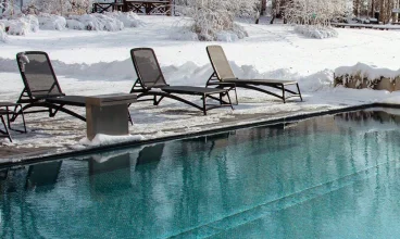 Hotel dysponuje zewnętrzną strefą wellness z całorocznym jacuzzi