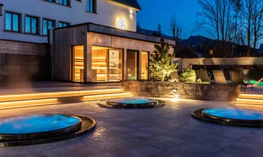 Obok basenu są 3 wanny jacuzzi