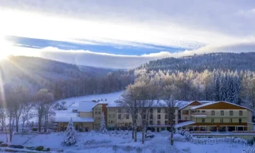 Hotel Malinowy Dwór jest malowniczo położony w sercu Gór Izerskich
