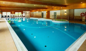 Koło basenu przygotowano też jacuzzi