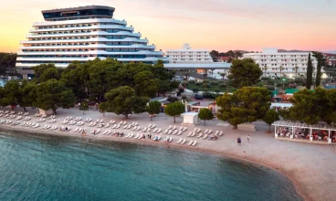 Nowoczesny hotel jest położony nad brzegiem Adriatyku