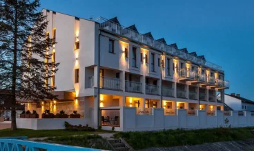 Obiekt leży około 1 km od plaży