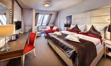 Goście mogą zamieszkać w pokojach hotelowych oraz przestronnych apartamentach