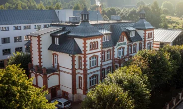 Jagusia znajduje się w zacisznej części Kudowy-Zdroju blisko centrum uzdrowiska