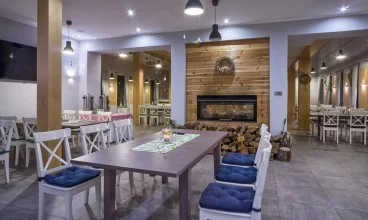 Hotelowa restauracja ma przyjemny wystrój i serwuje smaczne dania
