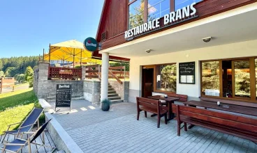 Na tarasie przed restauracją w lecie można skorzystać ze stolików