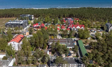 Ośrodek od plaży oddziela pas wydmowego lasu i ledwie kilka budynków