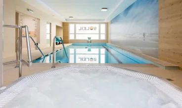 W strefie wellness mieści się basen, jacuzzi i sauna