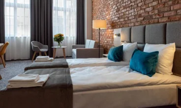 Połączenie przytulnych tkanin z czerwoną cegłą daje bardzo ciekawy efekt