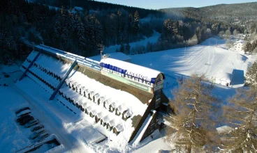 Do dyspozycji jest też wypożyczalnia sprzętu narciarskiego i szkółka narciarska