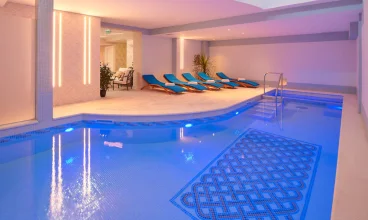 Drugi basen mieści się wewnątrz hotelu