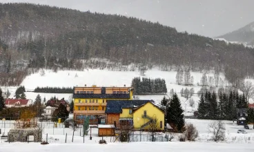 W pobliżu hotelu jest kilka ośrodków narciarskich
