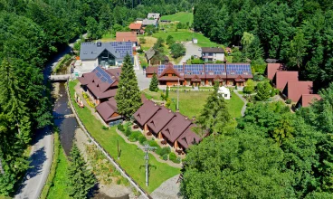 Resort jest położony nad górskim potokiem