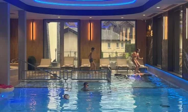 W wewnętrznym basenie relaks na gości czeka przez cały rok