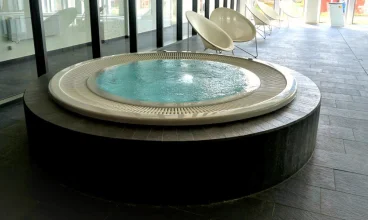 Goście mogą zrelaksować się w jacuzzi