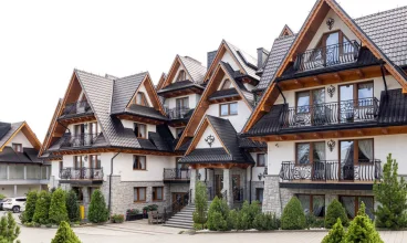 Pokoje mieszczą się w budynkach o góralskim charakterze