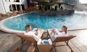Wyjątkowym miejscem jest zewnętrzny park wodny z wodą termalną i atrakcjami