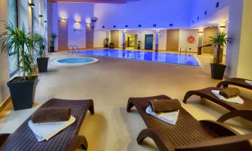 Hotelowy basen wyposażony jest w przeciwprąd, dysze wodne, sztuczna fala