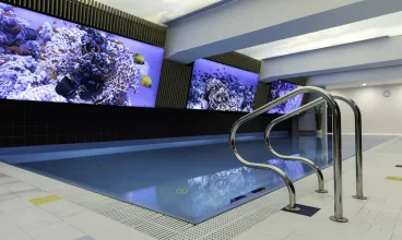 Holiday Park & Resort posiada kryty basen, dostępny przez cały rok