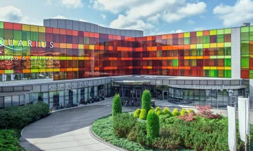Aquarius SPA jest luksusowym hotelem z fasadą inspirowaną promieniami słońca
