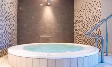 W strefie basenowej są dwa jacuzzi