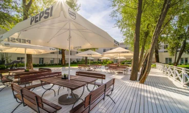 Hotel ma własny staw, nad którym można świetnie się zrelaksować
