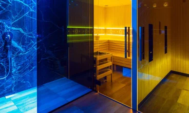 Obok basenu znajduje się strefa saun i wypoczynku